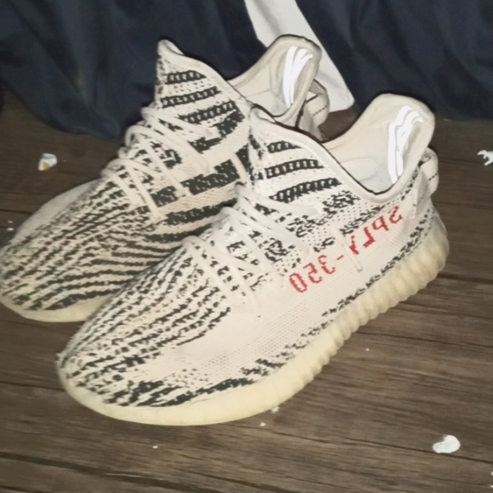 YEEZY BLACK AND WHITE 350s counterfeit